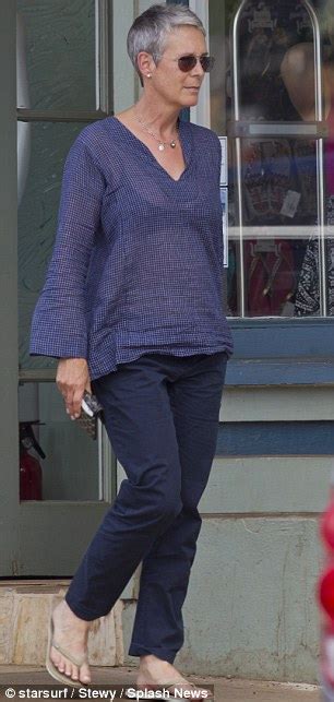 Jamie Lee Curtis, 54, shows off her voluptuous figure in fitted。